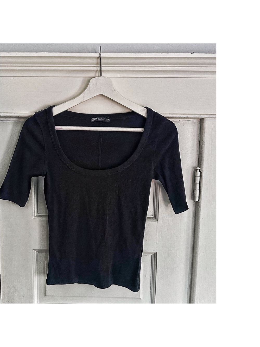 Zara Black Scoop Neck Short Sleeve Top
SIZE SMALL